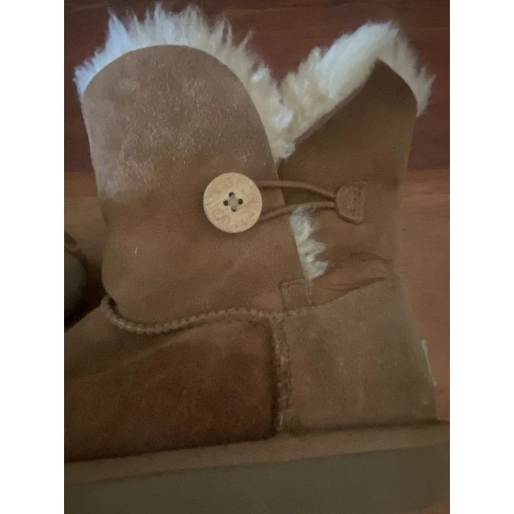 Ugg Kids Bailey Button II Chestnut Suede Boots Sz 3 Big Kids